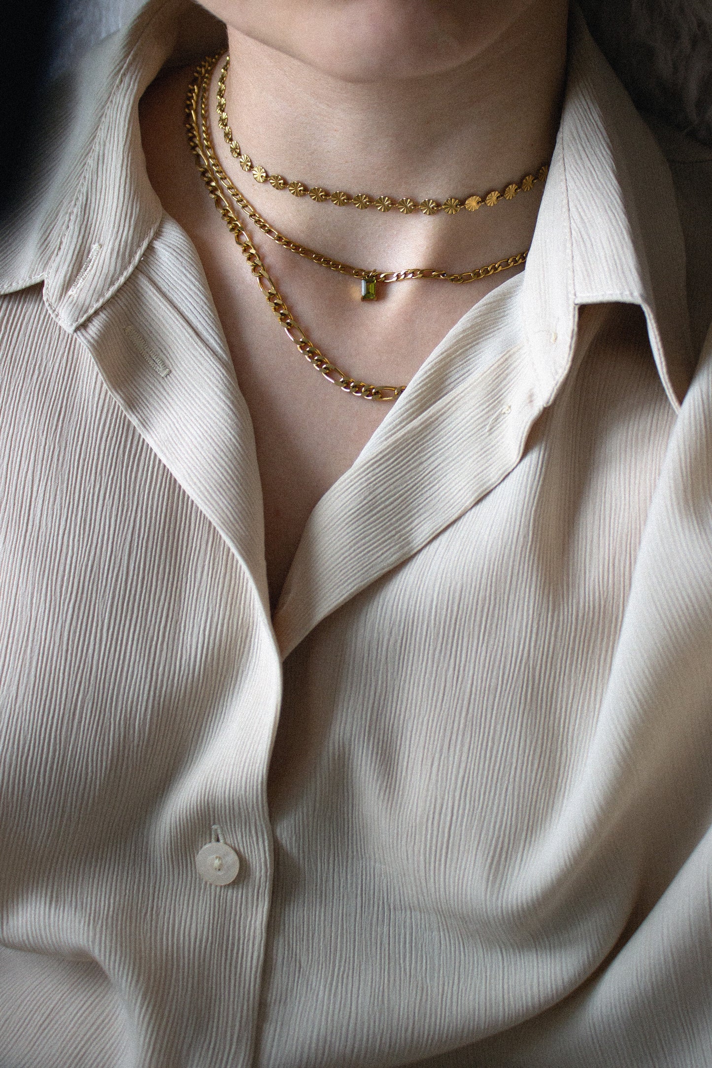 Zorana – Gold Disc Choker Necklace in Gold